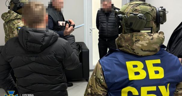 Розкрадались мільярди на оборонці: СБУ затримала Командувача логістики Командування Повітряних Сил ЗСУ Розкрадались мільярди на оборонці: СБУ затримала Командувача логістики Командування Повітряних Сил ЗСУ