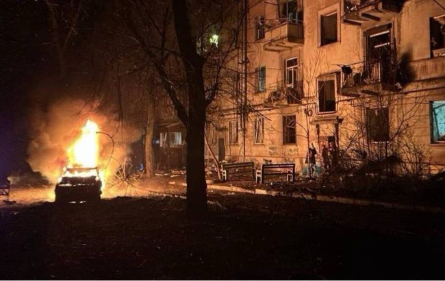 Горять "Епіцентр" та авто, пошкоджені будинки та інфраструктура: все про атаку на Запоріжжя Горять "Епіцентр" та авто, пошкоджені будинки та інфраструктура: все про атаку на Запоріжжя