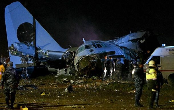 У Болівії розбився літак, завантажений грошима (фото,відео) У Болівії розбився літак, завантажений грошима (фото,відео)