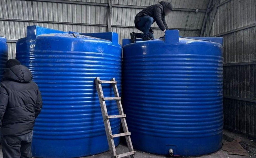 У Києві ділки тоннами виробляли палену горілку, віскі та ром (відео) У Києві ділки тоннами виробляли палену горілку, віскі та ром (відео)