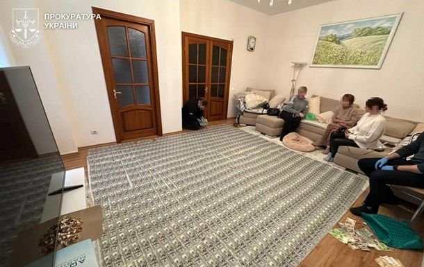 Килим із доларів: у Вінниці лікарки торгували фальшивою інвалідністю Килим із доларів: у Вінниці лікарки торгували фальшивою інвалідністю