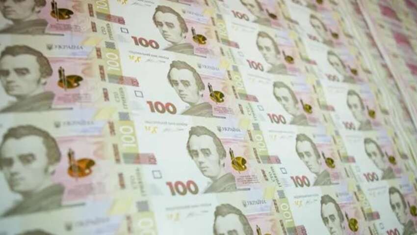 Нова 100-гривнева вже в дорозі: українців попередили про оновлення грошей Нова 100-гривнева вже в дорозі: українців попередили про оновлення грошей