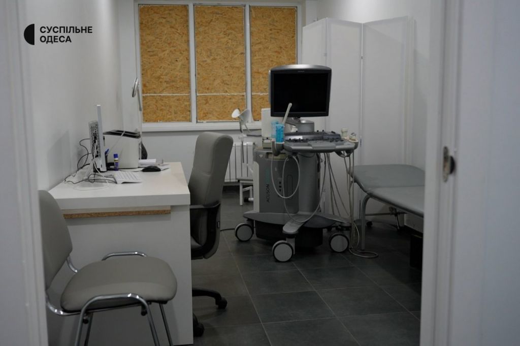 Приймають з вибитими вікнами та пошкодженими кабінетами: робота медцентру в Одесі після атаки РФ(відео) Приймають з вибитими вікнами та пошкодженими кабінетами: робота медцентру в Одесі після атаки РФ(відео)