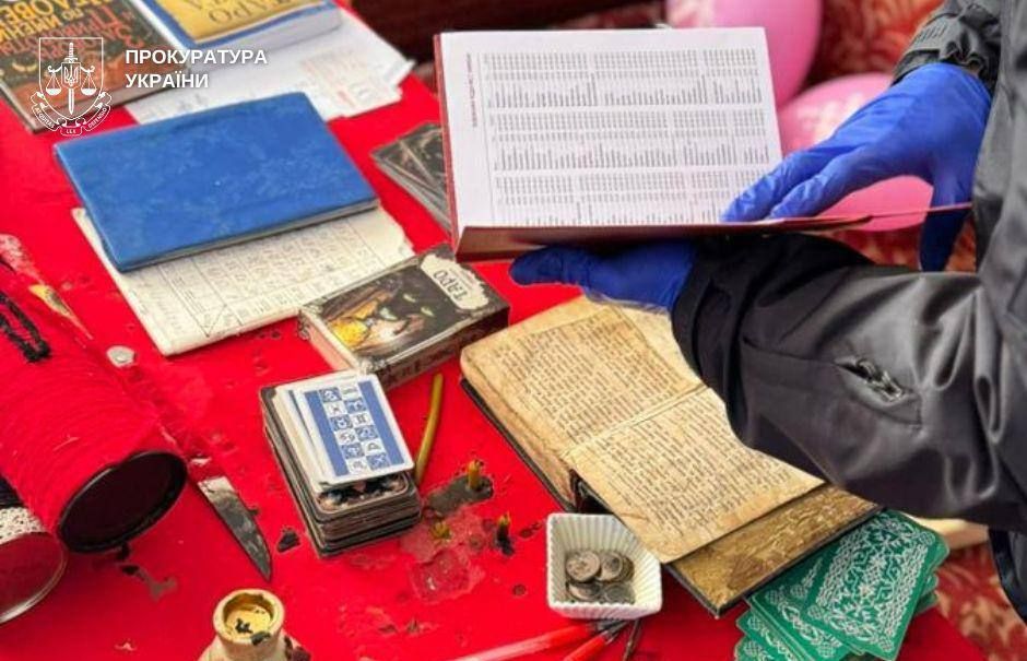 У Києві затримали трьох «спадкових ясновидців», які викачували гроші у сімей загиблих військових У Києві затримали трьох «спадкових ясновидців», які викачували гроші у сімей загиблих військових