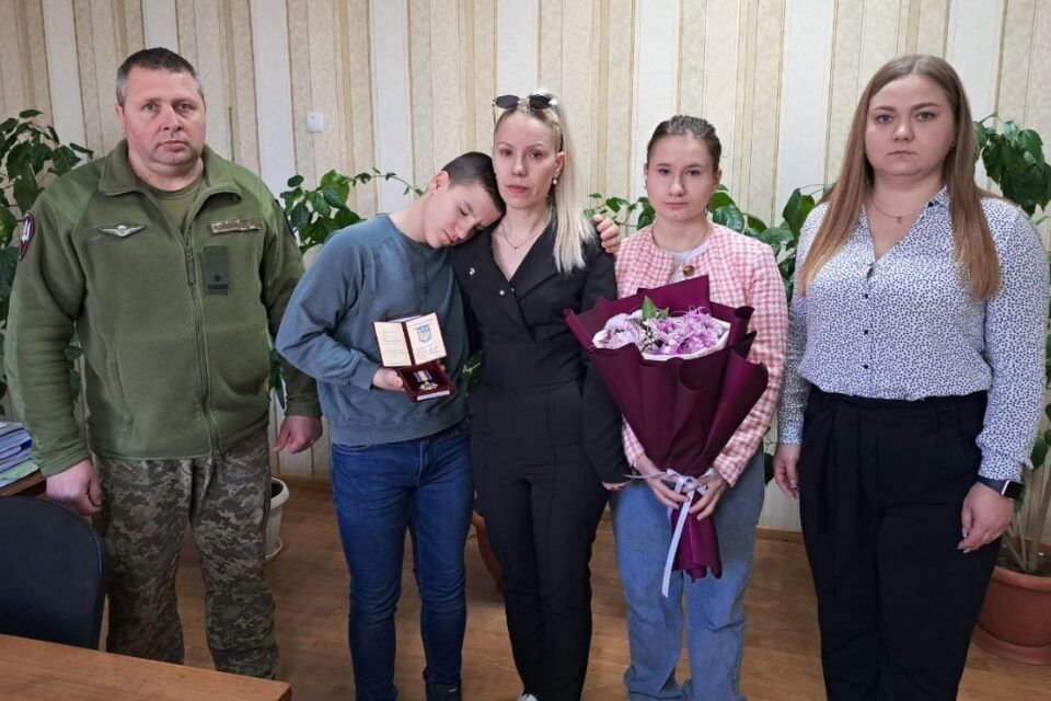 Родині полеглого захисника з Арцизької громади Дениса Катєла вручили його орден «За мужність» ІІІ ступеня Родині полеглого захисника з Арцизької громади Дениса Катєла вручили його орден «За мужність» ІІІ ступеня