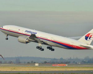 Літак із 239 людьми безслідно зник Літак із 239 людьми безслідно зник