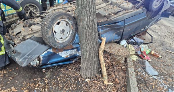 На Сумщині ВАЗ врізався в дерево та перекинувся На Сумщині ВАЗ врізався в дерево та перекинувся