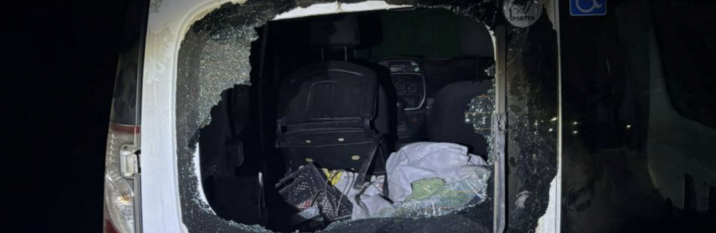 В Одесі чоловік розтрощив чуже авто В Одесі чоловік розтрощив чуже авто