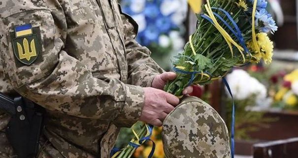 На Львівщині з почестями "поховали" військового, який виявився живим На Львівщині з почестями "поховали" військового, який виявився живим