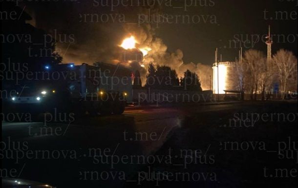 Атака на паливний тил РФ: у Краснодарському краї горить велика нафтобаза Атака на паливний тил РФ: у Краснодарському краї горить велика нафтобаза