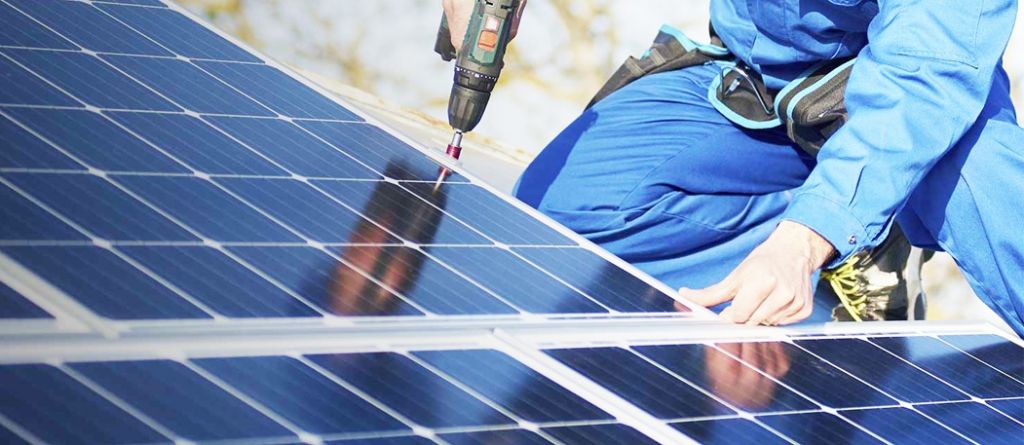 У Вилковому монтажник сонячних панелей отримав травми під час падіння з великої висоти У Вилковому монтажник сонячних панелей отримав травми під час падіння з великої висоти