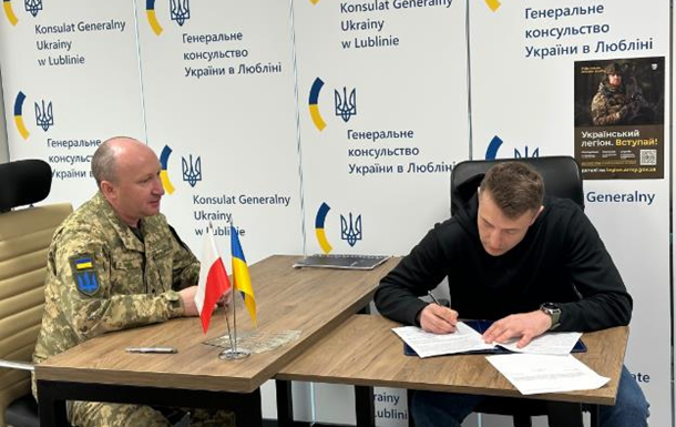 У Польщі група добровольців Українського легіону підписала контракти із ЗСУ У Польщі група добровольців Українського легіону підписала контракти із ЗСУ