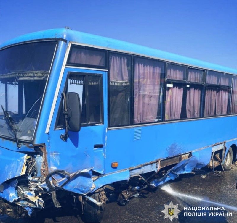 На Київщині легковик влетів у маршрутку з людьми: є загиблий та постраждалі На Київщині легковик влетів у маршрутку з людьми: є загиблий та постраждалі