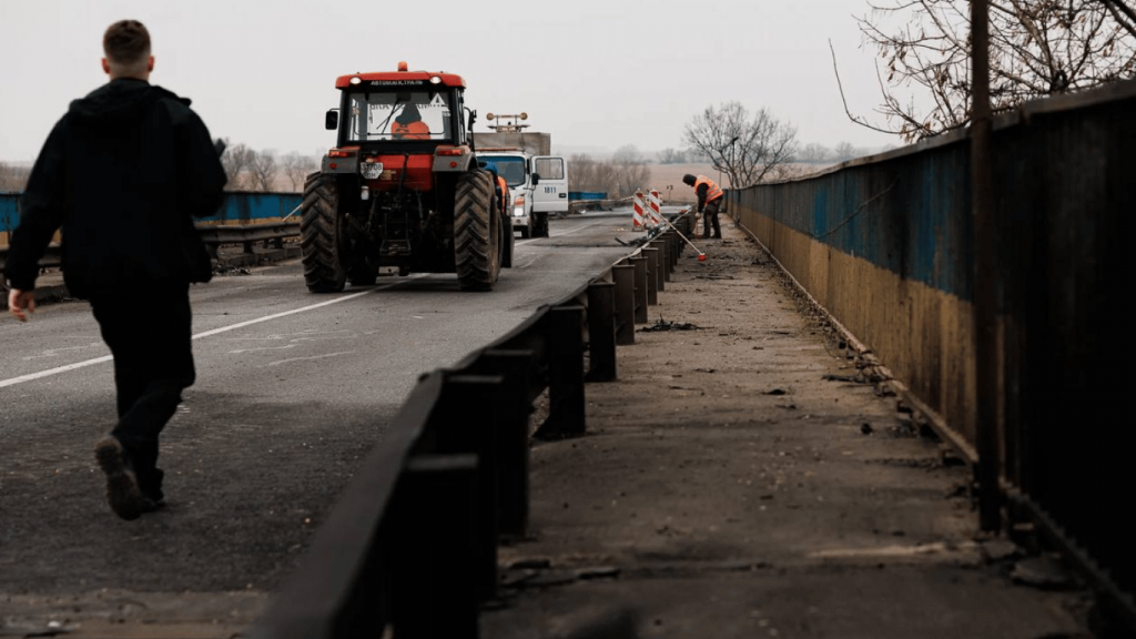 Атака дронами: на Одещині у Маяках відновили міст через Дністер(фото) Атака дронами: на Одещині у Маяках відновили міст через Дністер(фото)