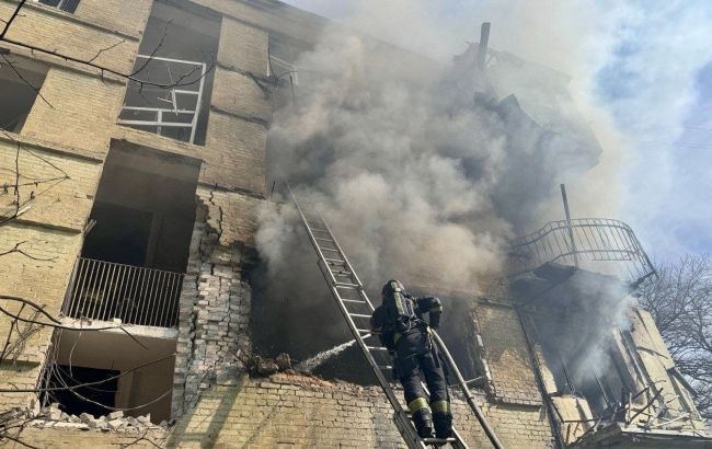 Росіяни вдарили по багатоповерхівці у Дніпрі: є постраждалі (фото) Росіяни вдарили по багатоповерхівці у Дніпрі: є постраждалі (фото)