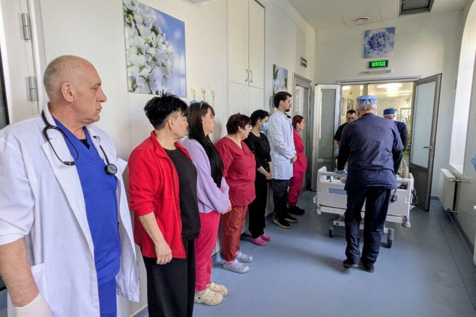 В Одесі коридором пошани провели двох посмертних донорів, які подарували шанс на порятунок життя іншим людям В Одесі коридором пошани провели двох посмертних донорів, які подарували шанс на порятунок життя іншим людям