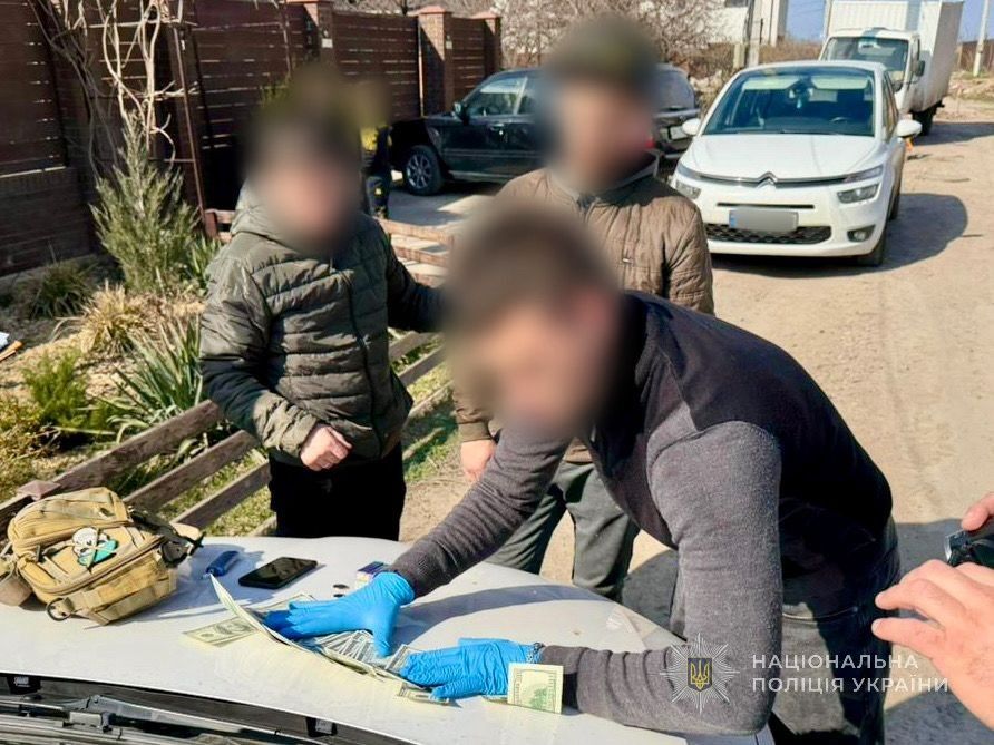 2 500 доларів за службу «в тилу»: на Одещині поліцейські викрили військовослужбовця у зловживанні впливом 2 500 доларів за службу «в тилу»: на Одещині поліцейські викрили військовослужбовця у зловживанні впливом