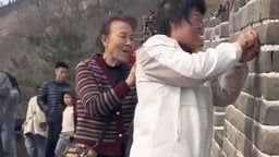 "Тут були": туристки пошкодили Велику китайську стіну і поплатилися(фото) "Тут були": туристки пошкодили Велику китайську стіну і поплатилися(фото)