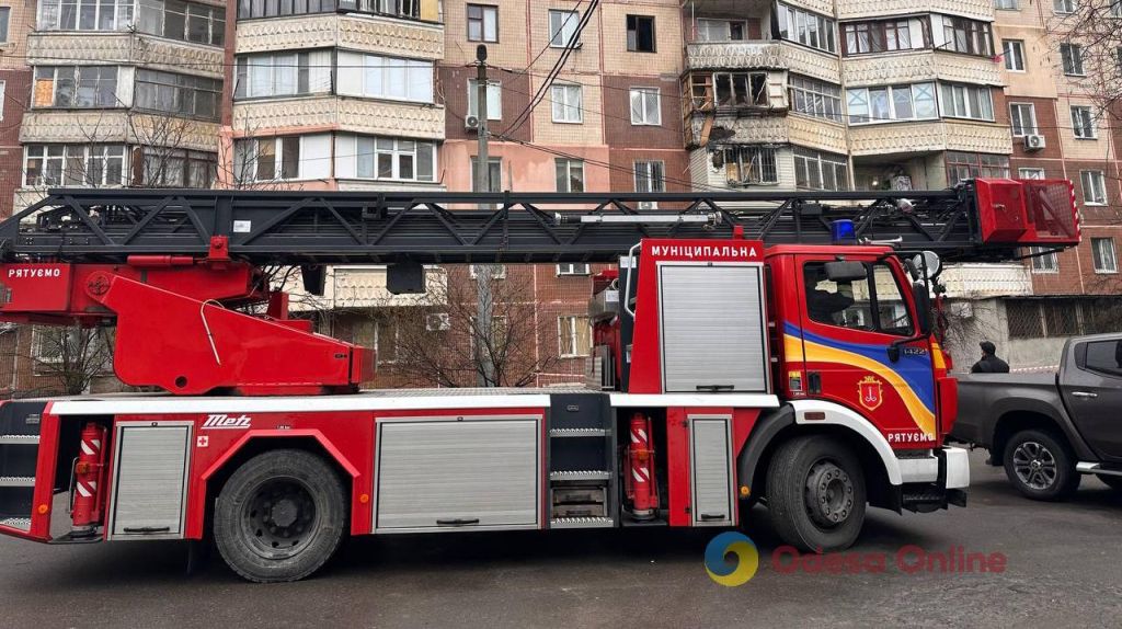 «Приліт» дрона в одеську багатоповерхівку: фото розгромлених квартир і свідчення очевидців «Приліт» дрона в одеську багатоповерхівку: фото розгромлених квартир і свідчення очевидців