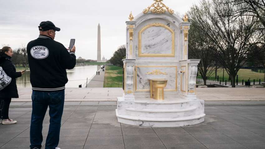 Золотий унітаз встановили на честь Трампа на Національній алеї у Вашингтоні (фото) Золотий унітаз встановили на честь Трампа на Національній алеї у Вашингтоні (фото)