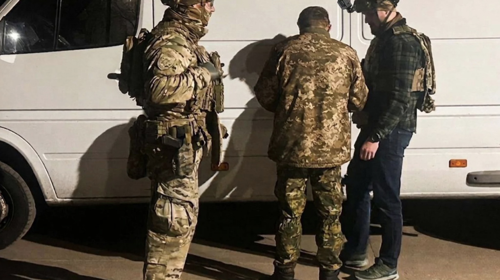 У Рівному чоловік погрожував підірвати гранати. Його затримала поліція після трьох годин перемовин У Рівному чоловік погрожував підірвати гранати. Його затримала поліція після трьох годин перемовин