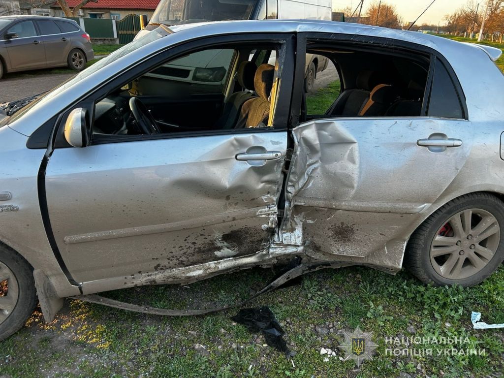 На Одещині зіткнулися мотоцикл і авто: один із водіїв у лікарні(фото) На Одещині зіткнулися мотоцикл і авто: один із водіїв у лікарні(фото)