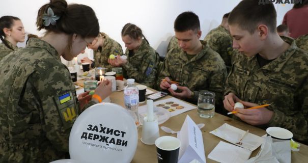 Рекорд України: у Львові сотні людей одночасно створили 1720 писанок Рекорд України: у Львові сотні людей одночасно створили 1720 писанок