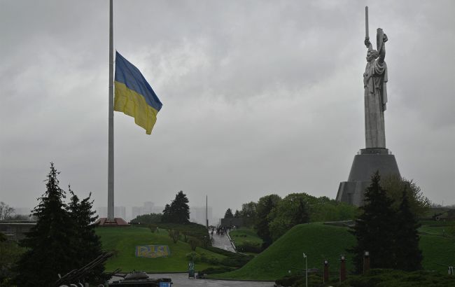 У Києві приспустили головний прапор України: у чому причина У Києві приспустили головний прапор України: у чому причина