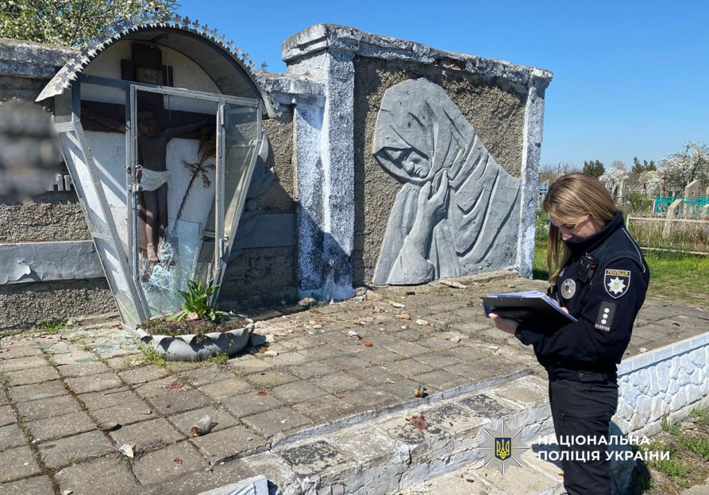 Знімали все на відео: вандалами, які пошкодили могили в Кілії, виявилися підлітки Знімали все на відео: вандалами, які пошкодили могили в Кілії, виявилися підлітки