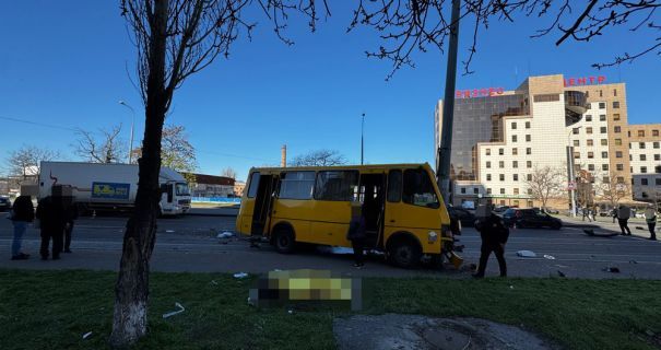 ДТП в Одесі за участю військового: одна загибла та 11 постраждалих(фото) ДТП в Одесі за участю військового: одна загибла та 11 постраждалих(фото)