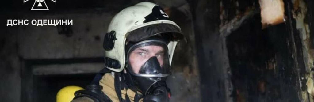 Ледь не згорів живцем: під Одесою рятувальники витягли чоловіка з пожежі Ледь не згорів живцем: під Одесою рятувальники витягли чоловіка з пожежі