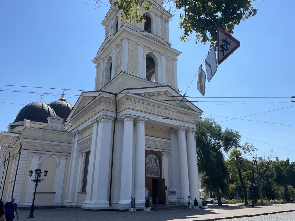 У зруйнованому ракетою Спасо-Преображенському соборі Одеси пройде перша Великодня служба У зруйнованому ракетою Спасо-Преображенському соборі Одеси пройде перша Великодня служба