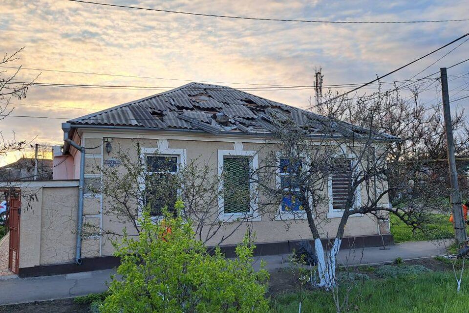 В Одесі ліквідовують наслідки нічного обстрілу 11 квітня (фото) В Одесі ліквідовують наслідки нічного обстрілу 11 квітня (фото)