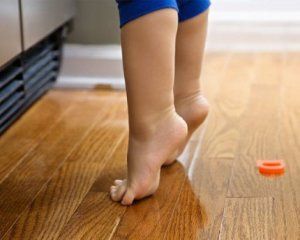 "Ходити на ципочках": яким українським висловом викорінити цей суржик назавжди "Ходити на ципочках": яким українським висловом викорінити цей суржик назавжди