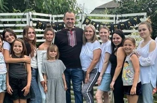 У місті Вилкове подружжя прийняло в свою родину сімох дітей, які вважають опікунів справжніми батьками (фото) У місті Вилкове подружжя прийняло в свою родину сімох дітей, які вважають опікунів справжніми батьками (фото)