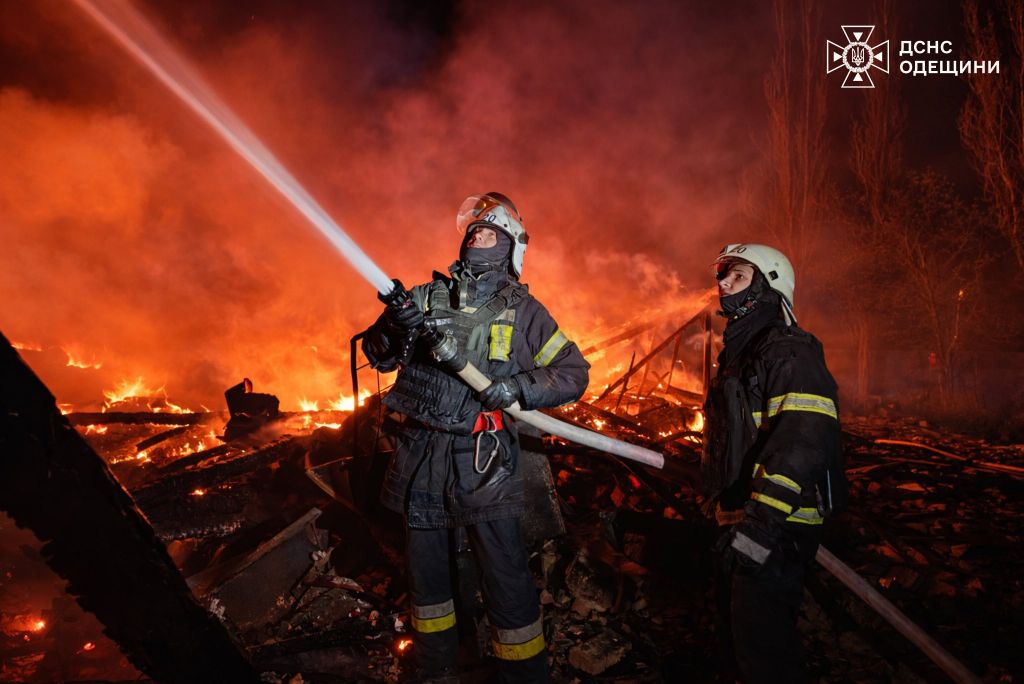 Боротьба з вогнем під обстрілами: ДСНС показала кадри ліквідації наслідків атаки по Одещині (фото,відео) Боротьба з вогнем під обстрілами: ДСНС показала кадри ліквідації наслідків атаки по Одещині (фото,відео)
