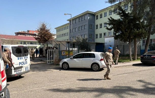 В Туреччині колишній учень влаштував у школі стрілянину: 16 поранених В Туреччині колишній учень влаштував у школі стрілянину: 16 поранених