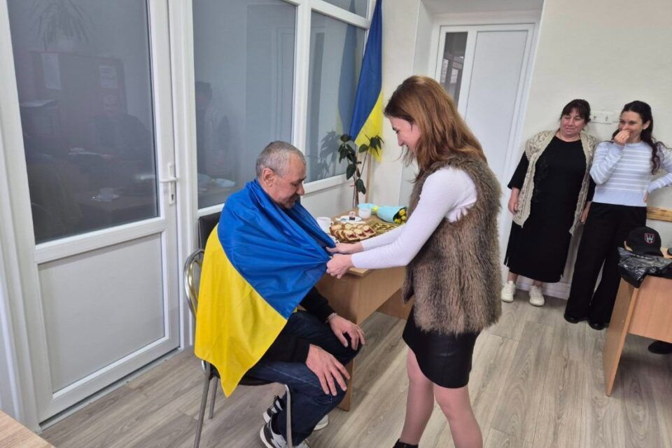 До селища Катлабуг повернувся військовослужбовець Микола Смоков, який більше двох років провів у ворожому полоні До селища Катлабуг повернувся військовослужбовець Микола Смоков, який більше двох років провів у ворожому полоні