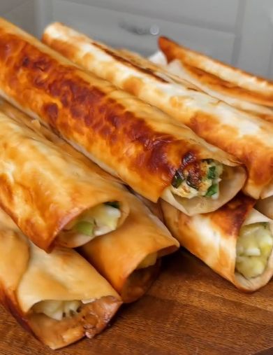 Сніданок за 15 хв.: готуємо трубочки з лаваша з ніжною сирною начинкою Сніданок за 15 хв.: готуємо трубочки з лаваша з ніжною сирною начинкою