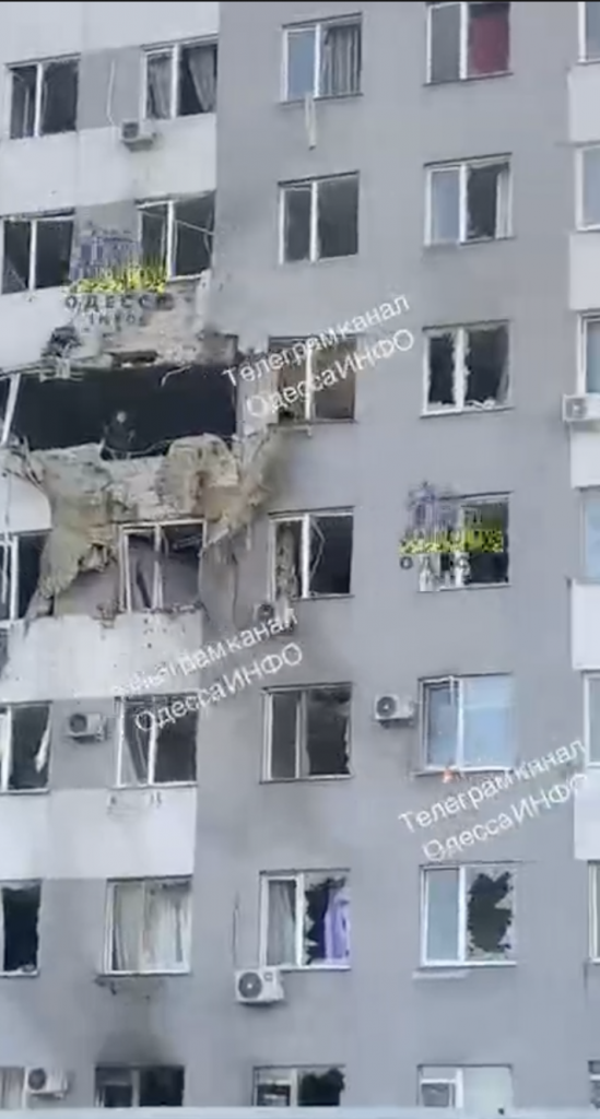 РФ атакувала Одесу: попередньо, є влучання у житлову дев’ятиповерхівку РФ атакувала Одесу: попередньо, є влучання у житлову дев’ятиповерхівку