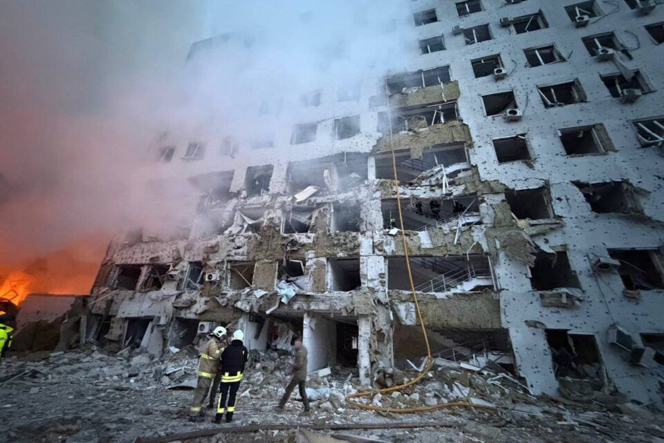 В ніч на 16 квітня росія атакувала Одесу декількома хвилями, загинуло восьмеро людей В ніч на 16 квітня росія атакувала Одесу декількома хвилями, загинуло восьмеро людей