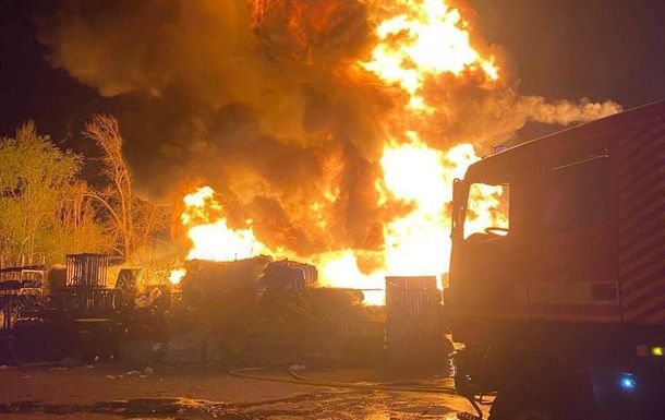 У Києві дрон РФ влетів у багатоповерхівку. Кількість постраждалих продовжує зростати У Києві дрон РФ влетів у багатоповерхівку. Кількість постраждалих продовжує зростати