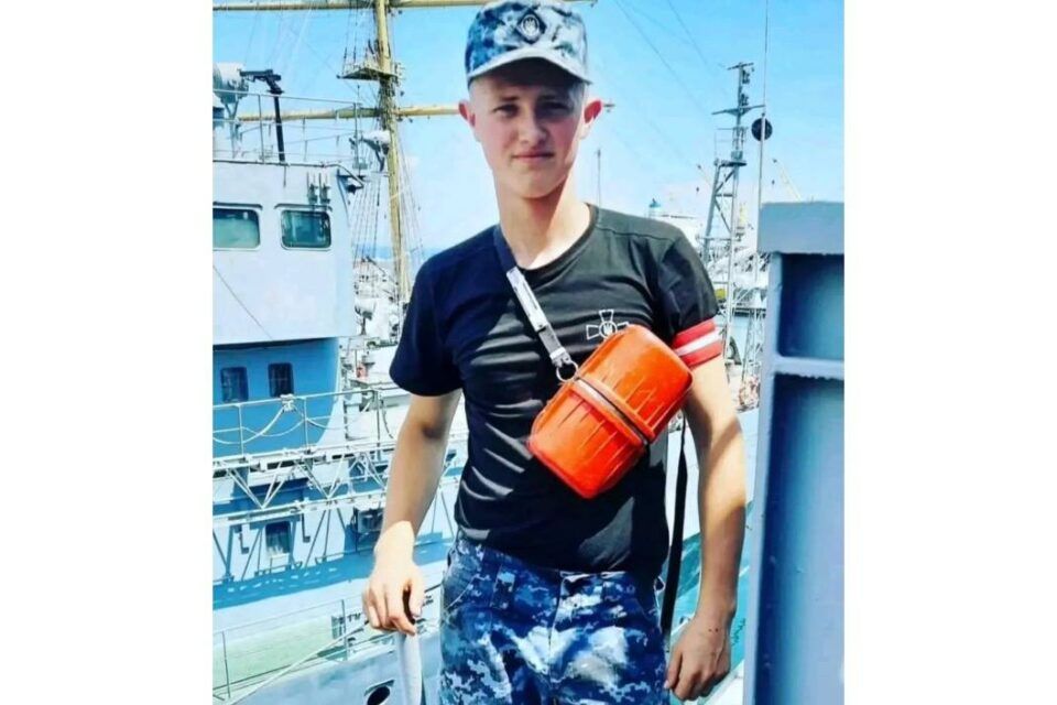 У 18 років став до лав ЗСУ: про військового моряка, який зник безвісти, виконуючи завдання з деокупації острова Зміїний У 18 років став до лав ЗСУ: про військового моряка, який зник безвісти, виконуючи завдання з деокупації острова Зміїний