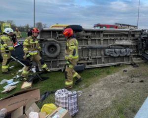 Влетів у відбійник і перекинувся: у Польщі розбився мікроавтобус з українцями Влетів у відбійник і перекинувся: у Польщі розбився мікроавтобус з українцями