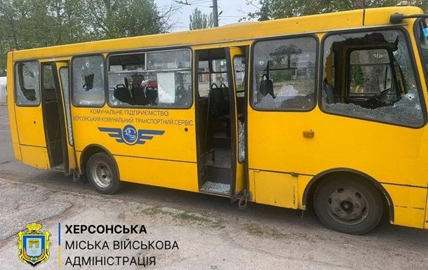 Росіяни вдарили по маршрутці в Херсоні, є поранені Росіяни вдарили по маршрутці в Херсоні, є поранені