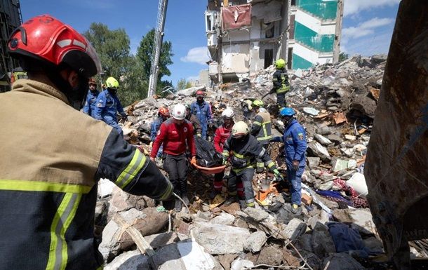 У Києві під завалами знайшли двох загиблих У Києві під завалами знайшли двох загиблих
