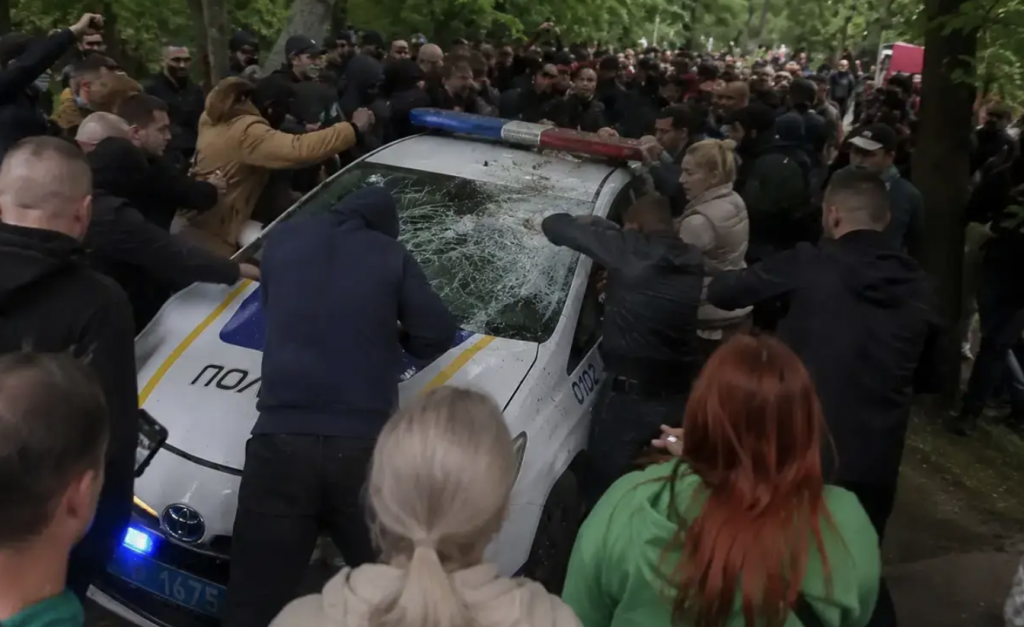 Студента, який бив поліцейську автівку ланцюгом, відправили до СІЗО Студента, який бив поліцейську автівку ланцюгом, відправили до СІЗО