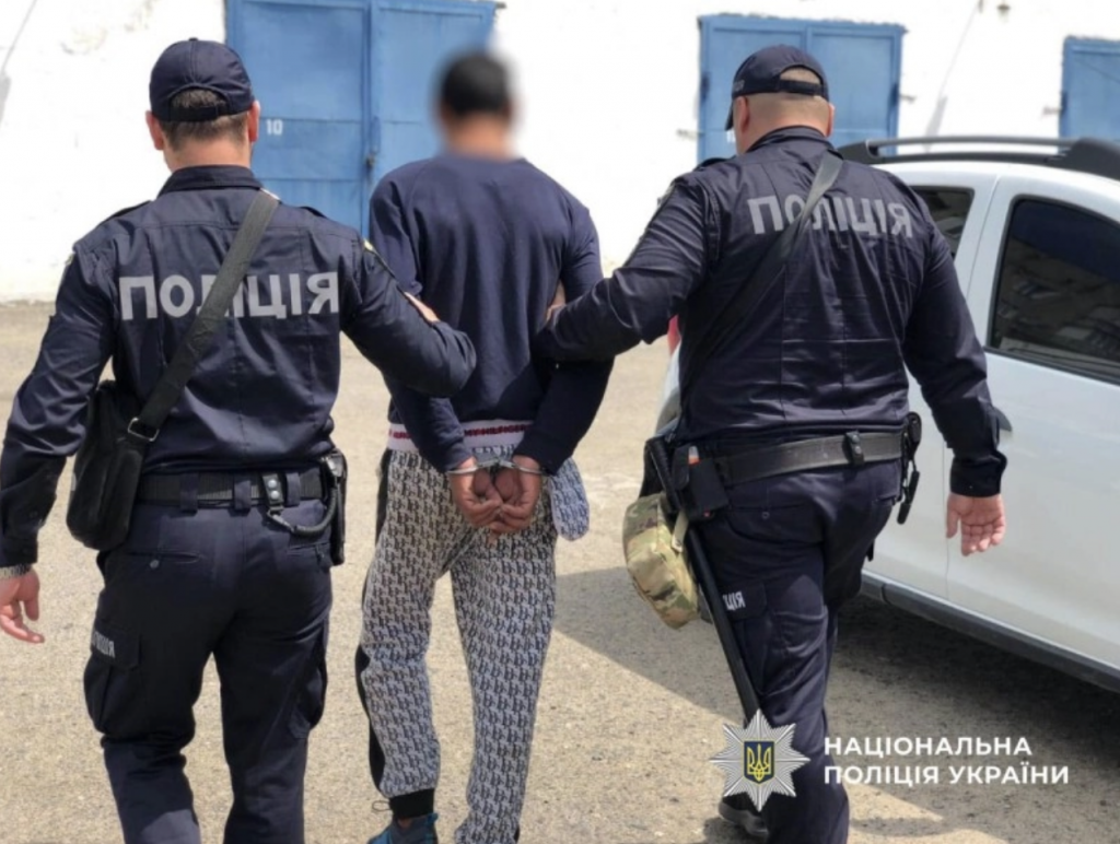 На узбережжі Дністровського лиману молодик пограбував відпочивальницю На узбережжі Дністровського лиману молодик пограбував відпочивальницю