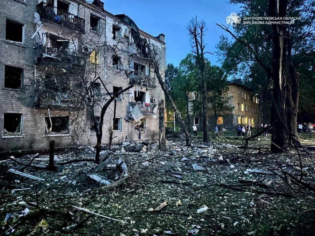 РФ атакувала Дніпро ракетами і дронами: зруйновані будинки, багато поранених РФ атакувала Дніпро ракетами і дронами: зруйновані будинки, багато поранених