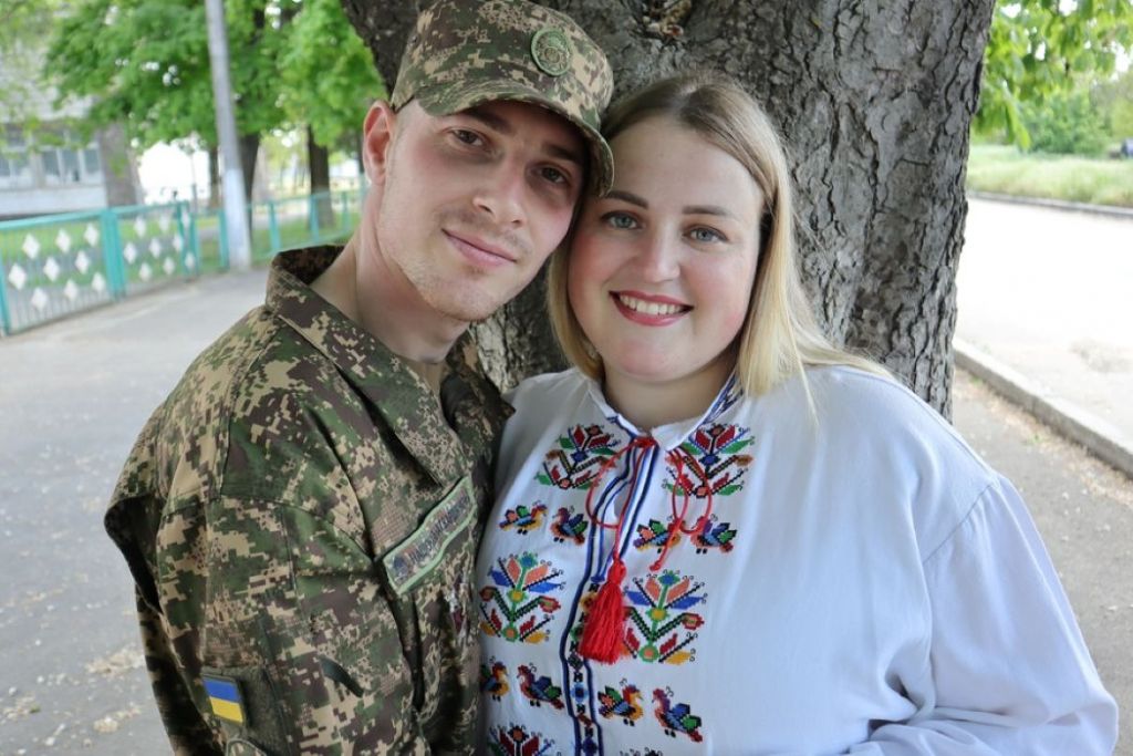 Вишиванка, на яку чекав чотири роки: звільнений із полону гвардієць з Ізмаїла зустрів свято в колі родини Вишиванка, на яку чекав чотири роки: звільнений із полону гвардієць з Ізмаїла зустрів свято в колі родини